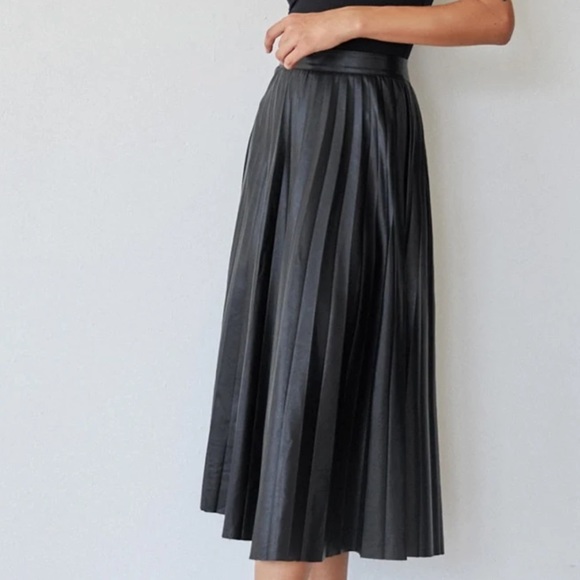 Pleated  vegan leather midi skirt black - Picture 4 of 4